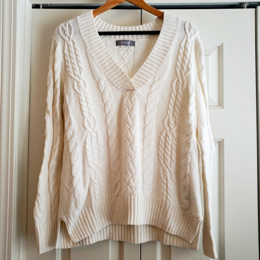 GUC Vneck cableknit sweater